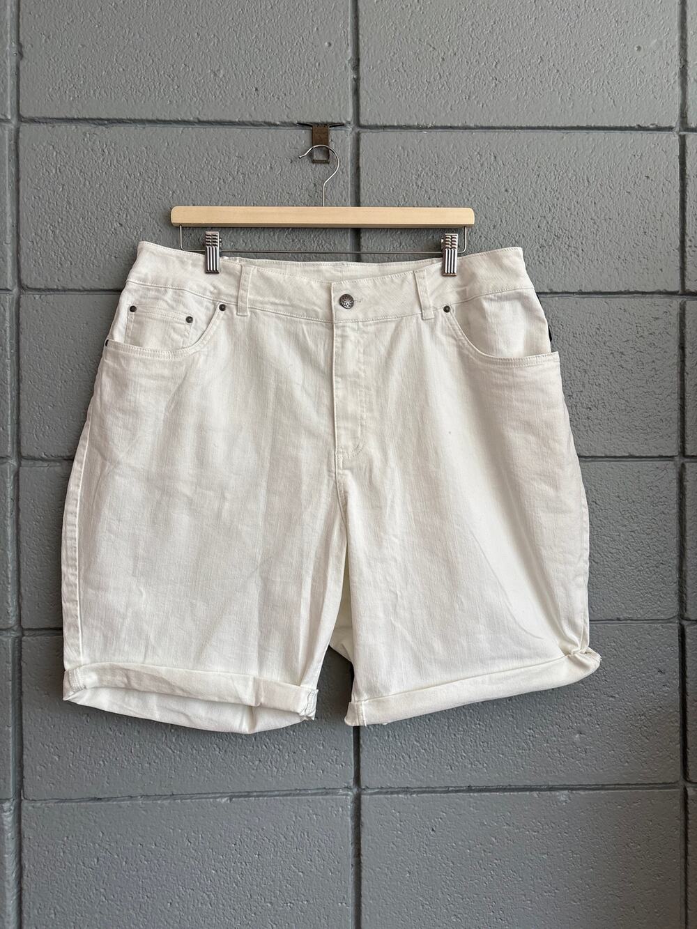 KATIENYC NWT Catherines White Cuffed Bermuda Short size 18W
